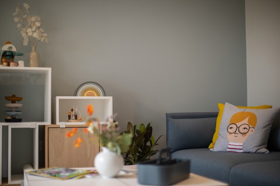 Image of the recovery room showing wall and cushion details